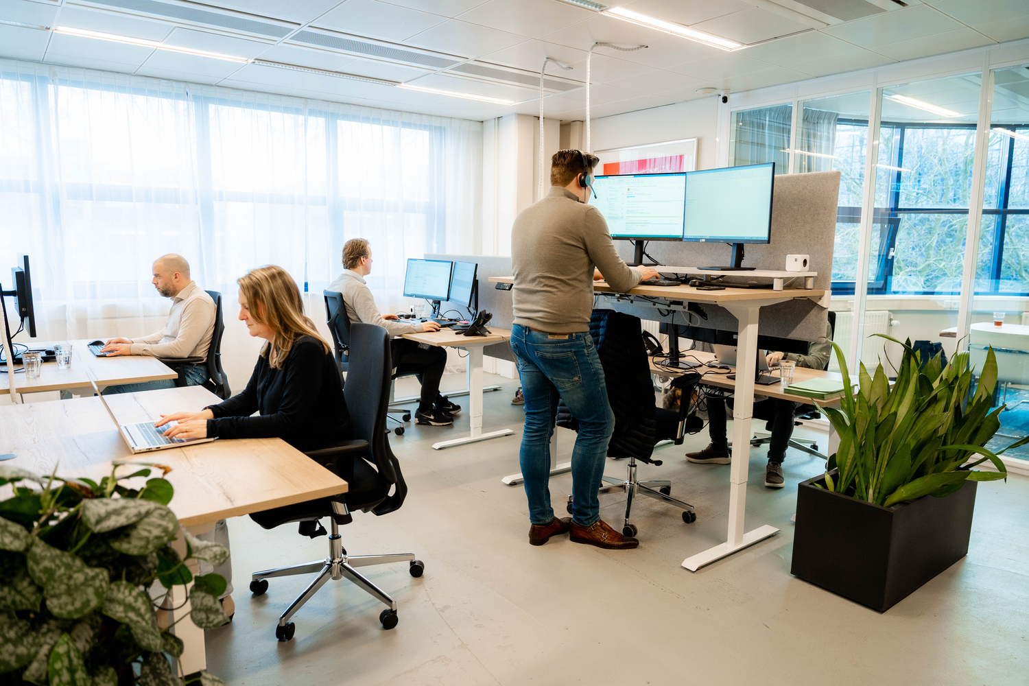 Zakelijke rijder bij een laadoplossing thuis